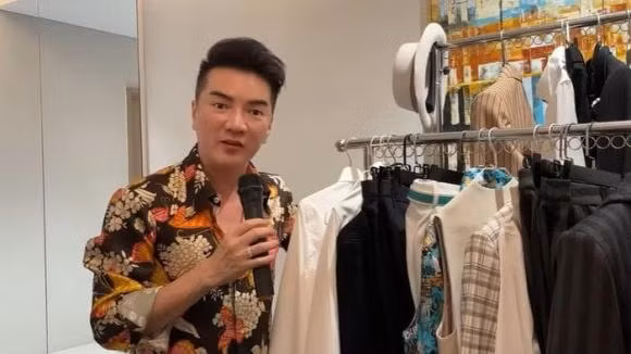 Dam Vinh Hung: Do moi nguoi di mua duoc cai ao giong nhu vay-Hinh-3