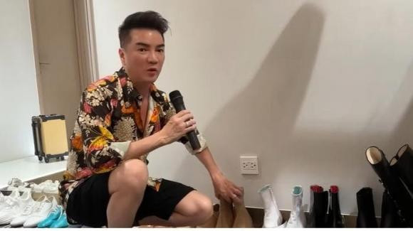 Dam Vinh Hung: Do moi nguoi di mua duoc cai ao giong nhu vay