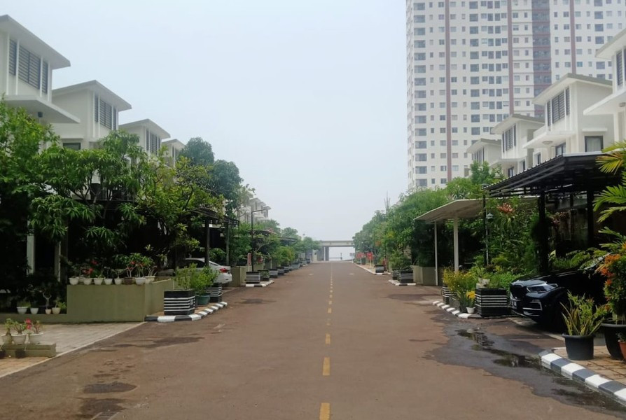  Một đường dẫn từ mặt đất có hàng rào bao quanh để người dân lái xe về nhà mà vẫn đảm bảo không ai bị ngã hay mất tay lái