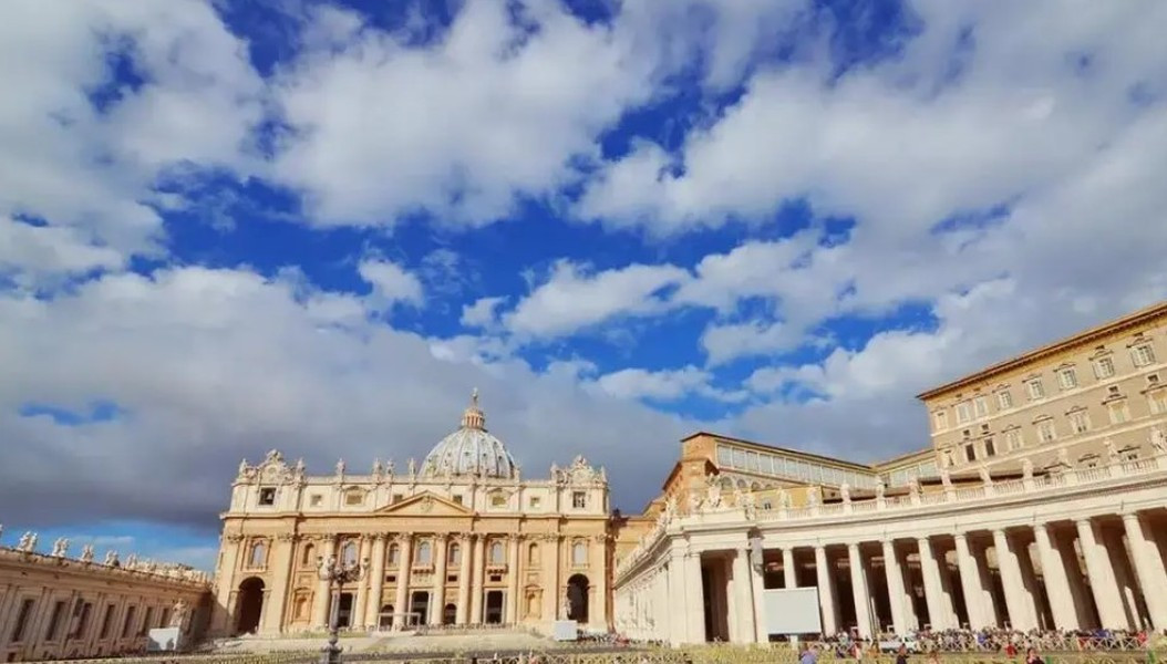 Đáng nói dù có dân số ít, , diện tích đất đai nhỏ nhưng số tiền kiếm được lại cao đến mức khó tin, khiến người dân bình thường ở các nước lớn phải ghen tị. Ở Vatican, thu nhập bình quân đầu người đã lên tới hơn 90.000 đô la Mỹ, tức là hơn 2 tỷ đồng.