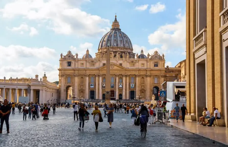 Phụ nữ chiếm khoảng 5,5% dân số của Thành Vatican. Theo Herald Sun vào tháng 3 năm 2011, chỉ có 32 phụ nữ trong số 572 công dân được cấp hộ chiếu Vatican. Vào năm 2013, Worldcrunch báo cáo rằng có khoảng 30 phụ nữ là công dân của Vatican, trong đó có hai phụ nữ Nam Mỹ, hai người Ba Lan và ba người đến từ Thụy Sĩ. Phần lớn phụ nữ Vatican vào thời điểm đó đều đến từ Ý.