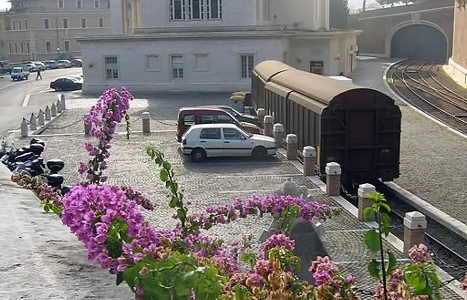 Vatican là nơi có tuyến đường sắt ngắn nhất thế giới. Nhà ga tên Citta Vaticano chỉ có hai đường ray dài 300 mét. Đường ray xe lửa và nhà ga xe lửa được xây dựng dưới triều đại Giáo hoàng Piô XI. Nó được sử dụng để vận chuyển hàng hóa và không chở khách.