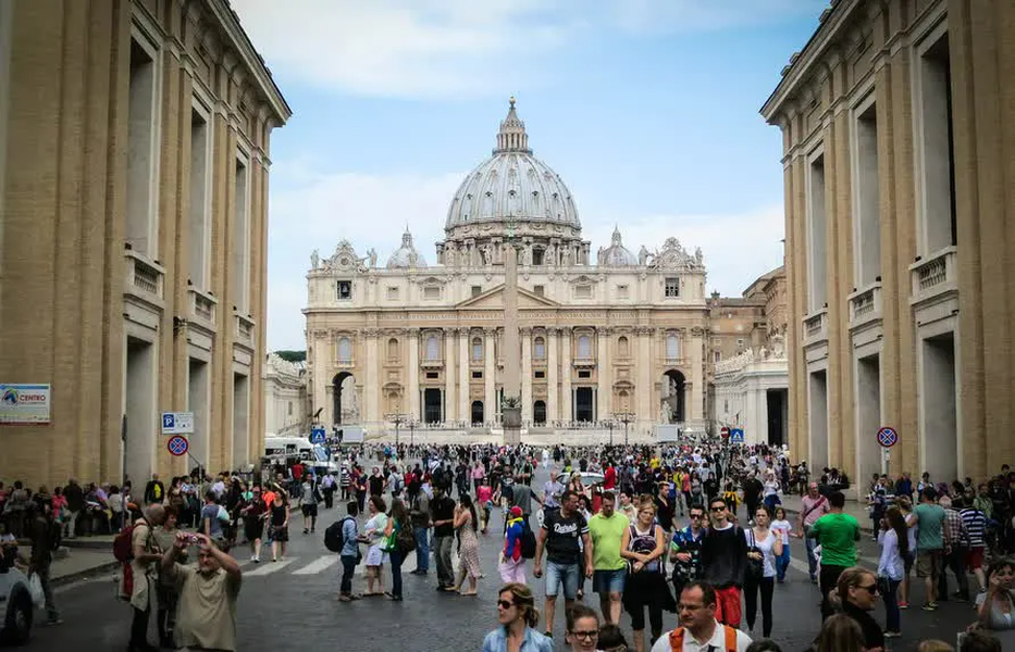  Nhiều khách du lịch đặc biệt thích đến thăm Vatican, nhưng họ phải cẩn thận vì nếu sơ ý họ có thể bước qua biên giới và vào nước Ý ngay bên cạnh. Vatican được bao quanh bởi Ý.