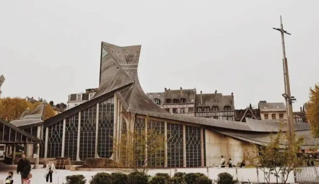 Vatican không có lợi thế riêng như các nước khác, thay vào đó mọi việc đều dựa vào Ý, tuy nhiên người dân ở đất nước này hài lòng với điều đó và ít nhất cuộc sống của họ cũng ổn định, thoải mái. *Tiêu đề bài viết đã được biên tập lại