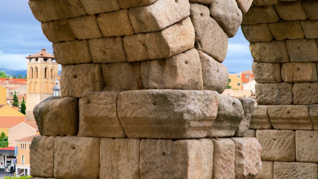 Đá được kéo lên cao gần 30m với sự hỗ trợ của cần trục gỗ, bằng chứng để lại là các lỗ trong khối đá