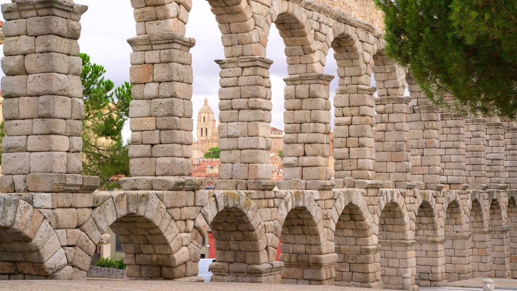 Theo nghiên cứu, có khối đá lớn nhất nặng đến 2 tấn, trong khi đó các khối 1 tấn được dùng phổ biến hơn