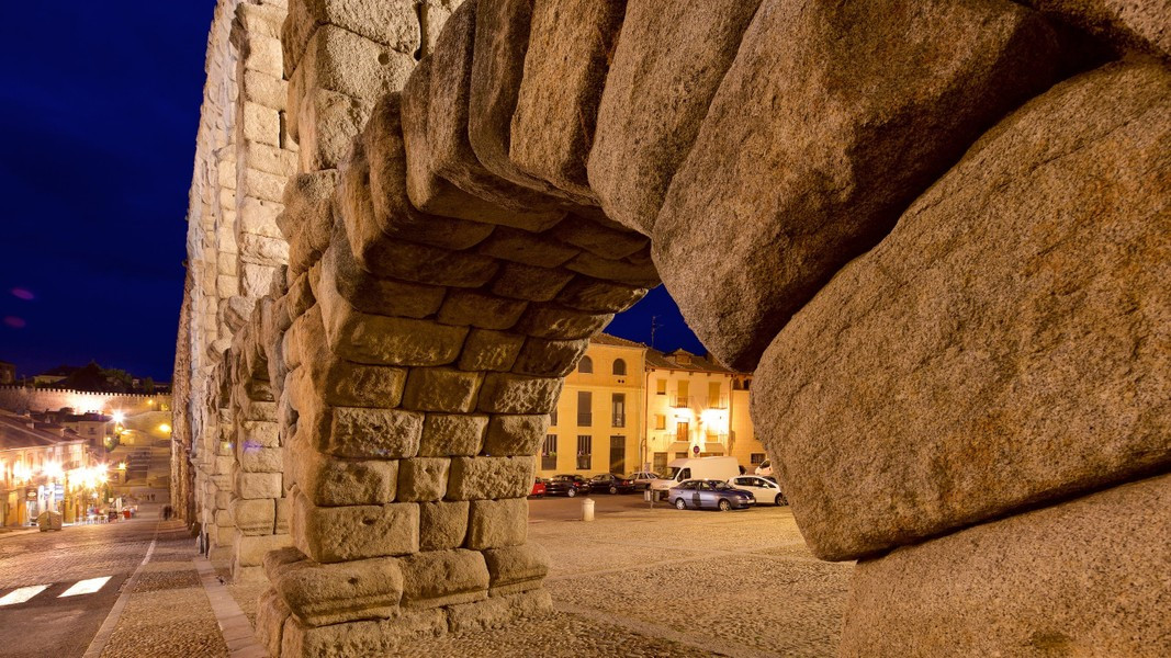 Tuy nhiên, theo một số bằng chứng cho thấy, cầu Segovia được vua Domitianus (trị vì từ năm 81 - 96) cho khởi công, hoàn thành năm 98 dưới thời Traianus (98 -117)