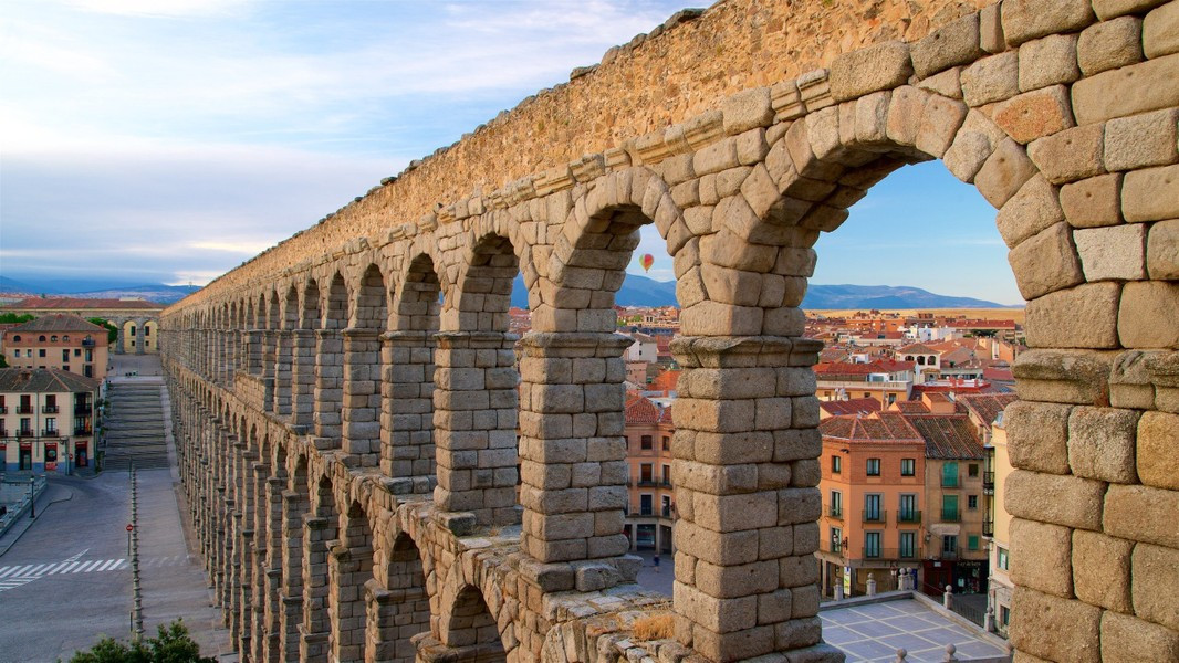 Hàng chữ khắc trên đá ghi lại thời gian xây dựng đã bị xói mòn sau hàng nghìn năm