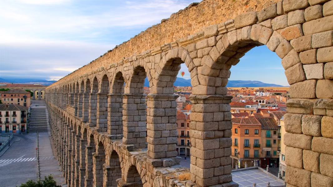 Hàng chữ khắc trên đá ghi lại thời gian xây dựng đã bị xói mòn sau hàng nghìn năm