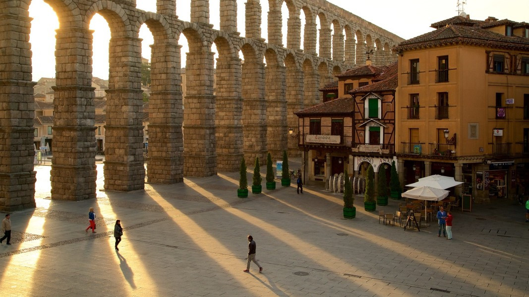 Sự xói mòn và mục nát khiến nước rò rỉ từ cầu cạn phía trên kèm theo ô nhiễm khiến các khối đá granite xuống cấp và nứt vỡ.