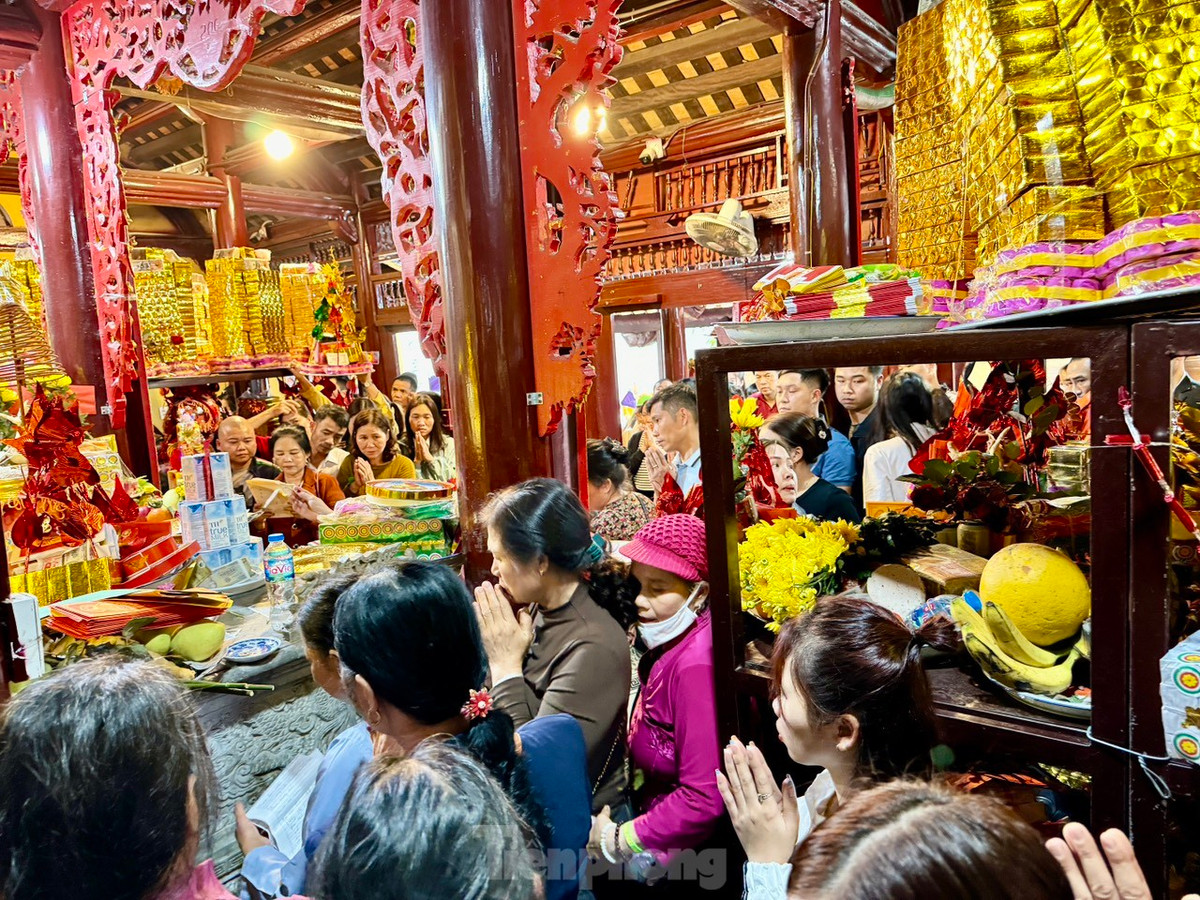 Bên trong chính điện chật kín từ sáng đến chiều tối, nhiều người không kịp lách vào bên trong phải vái vọng từ ngoài sân.