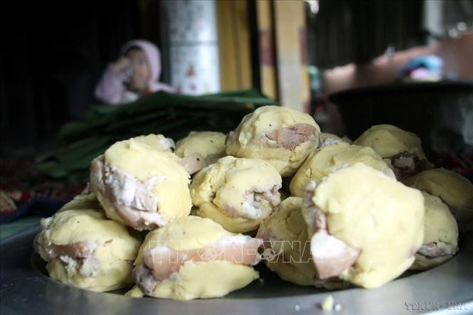 Nhân bánh chưng là đỗ xanh hấp chín, giã nhuyễn, nắm thành viên, bên trong là miếng thịt ba chỉ ngon đã ướp đủ tiêu, mắm thơm lừng. Ảnh: Tuấn Anh/TTXVN 