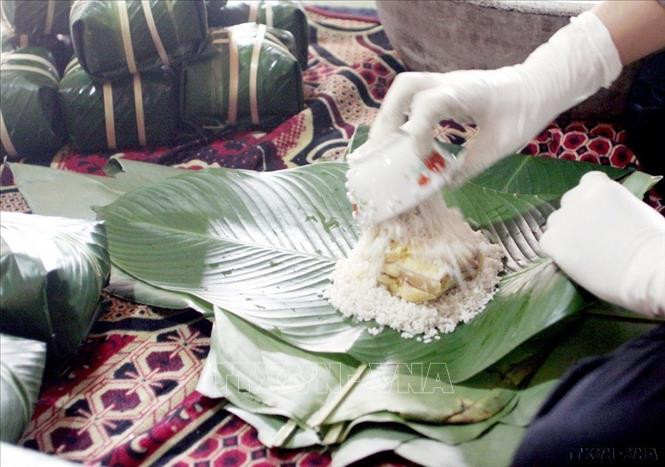 Lá dong xanh bên ngoài, ở giữa là gạo, đậu xanh, thịt mỡ. Ảnh: Tuấn Anh/TTXVN
