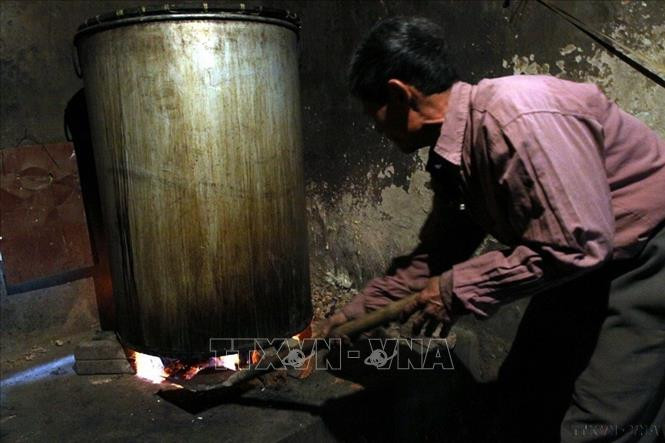 Nổi lửa luộc bánh. Nồi bánh được luộc bằng than, củi trong khoảng 10 - 12 giờ, đảm bảo bánh rền, dẻo. Ảnh: Minh Tú/TTXVN