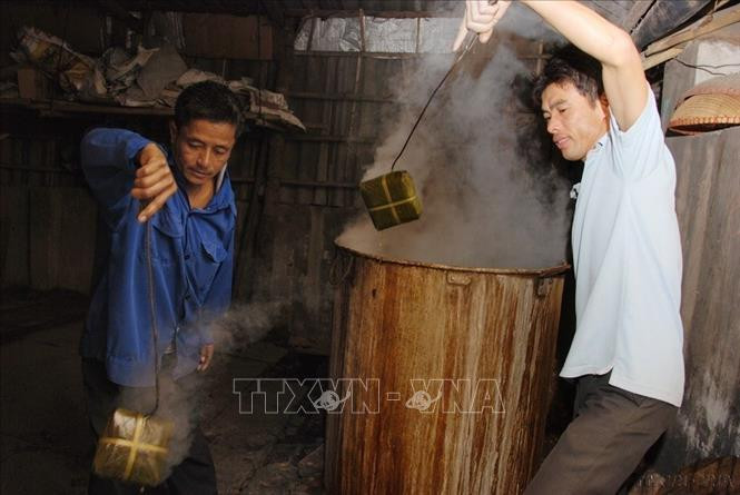 Bánh chưng được vớt ra khỏi nồi sau 10 - 12 giờ. Ảnh: TTXVN