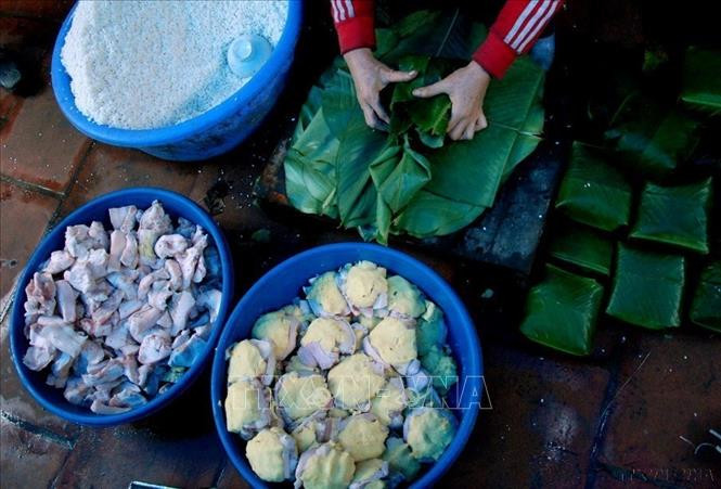 Bánh chưng được làm từ những nguyên liệu gần gũi như gạo nếp, thịt lợn, đậu xanh, hành, hạt tiêu, lá dong, lạt giang. Ảnh:TTXVN