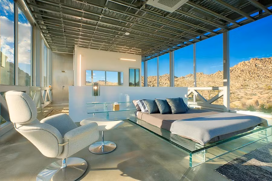 Ngoài ra, ngôi nhà cũng có bốn phòng ngủ và ba phòng tắm sang trọng.