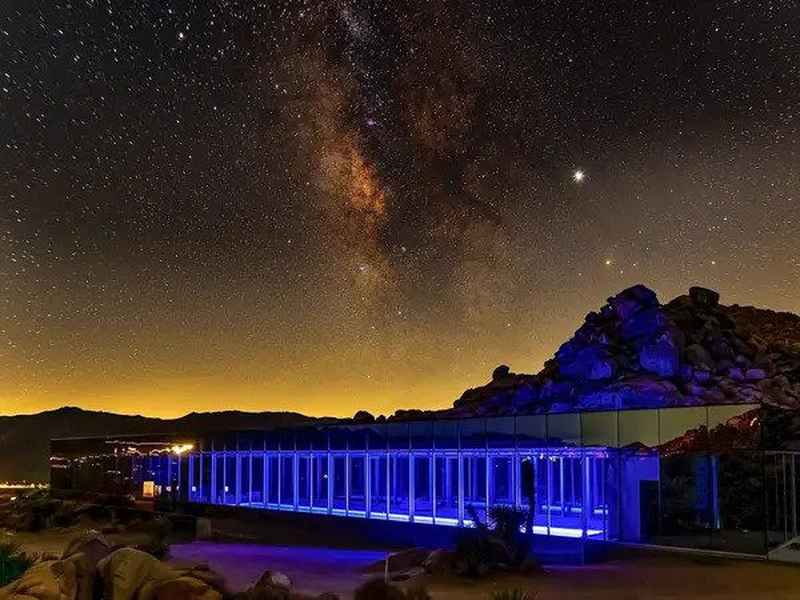 "Ngôi nhà vô hình" thực sự là một tác phẩm nghệ thuật và kiến trúc độc đáo, phù hợp cho những người muốn trải nghiệm không gian sống sang trọng giữa cảnh quan thiên nhiên đẹp mắt của sa mạc Joshua Tree.