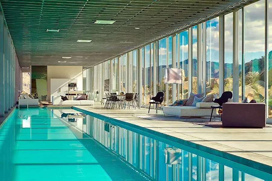 Bên trong, ngôi nhà này có một hồ bơi dài hơn 30m nằm ngay trong phòng khách, tạo nên một không gian thú vị.