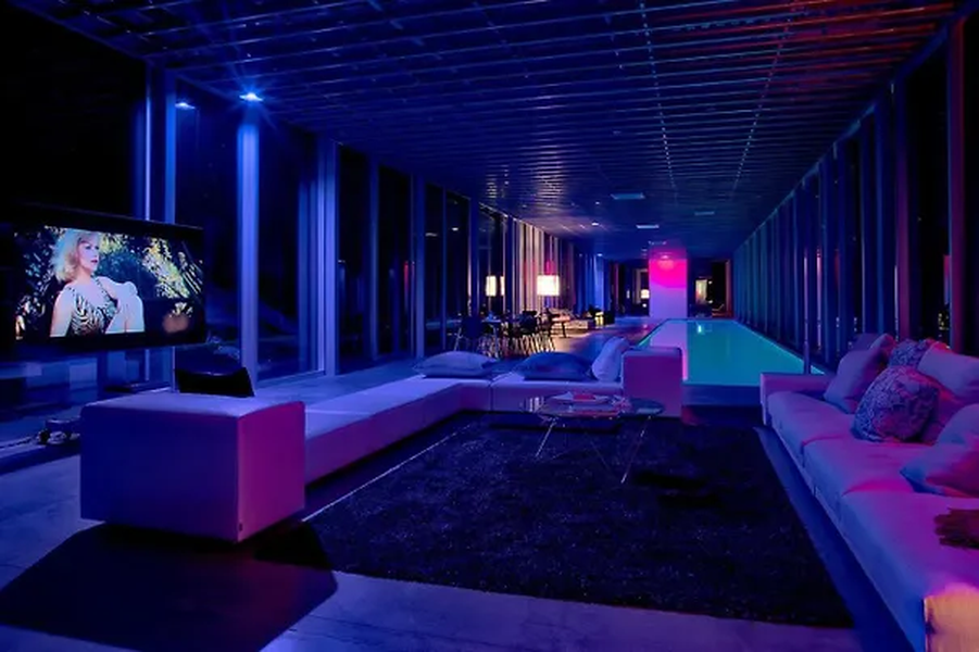 Giá cho thuê từ 2.500 USD đến 6.000 USD cho một đêm, tùy thuộc vào mùa và thời điểm.