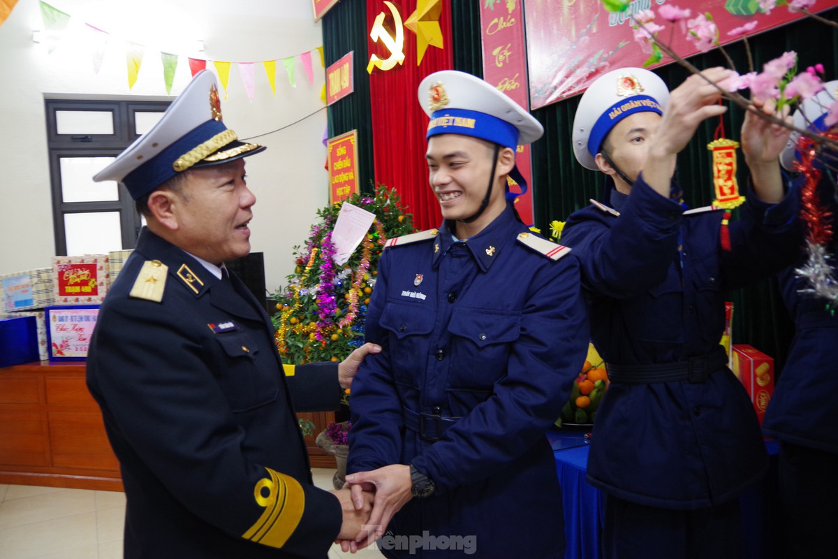 Ngay 30 Tet cua nhung nguoi linh canh giu bien, dao thieng lieng To quoc-Hinh-13