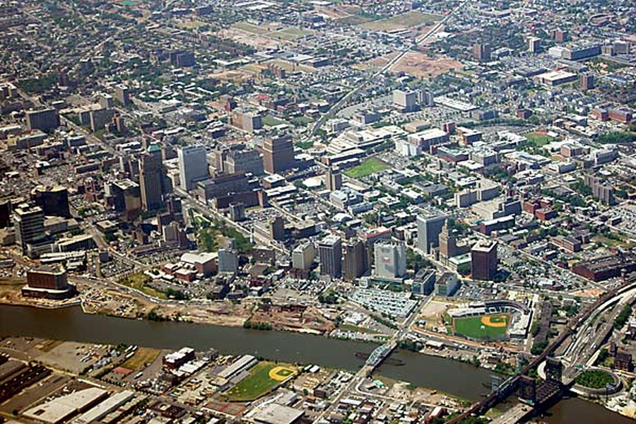 Thị trưởng Newark Ras Baraka cho biết mặc dù chỉ có 7 ngôi nhà được đưa vào đợt quay may mắn đầu tiên này, nhưng vẫn còn nhiều bất động sản khác sắp ra mắt