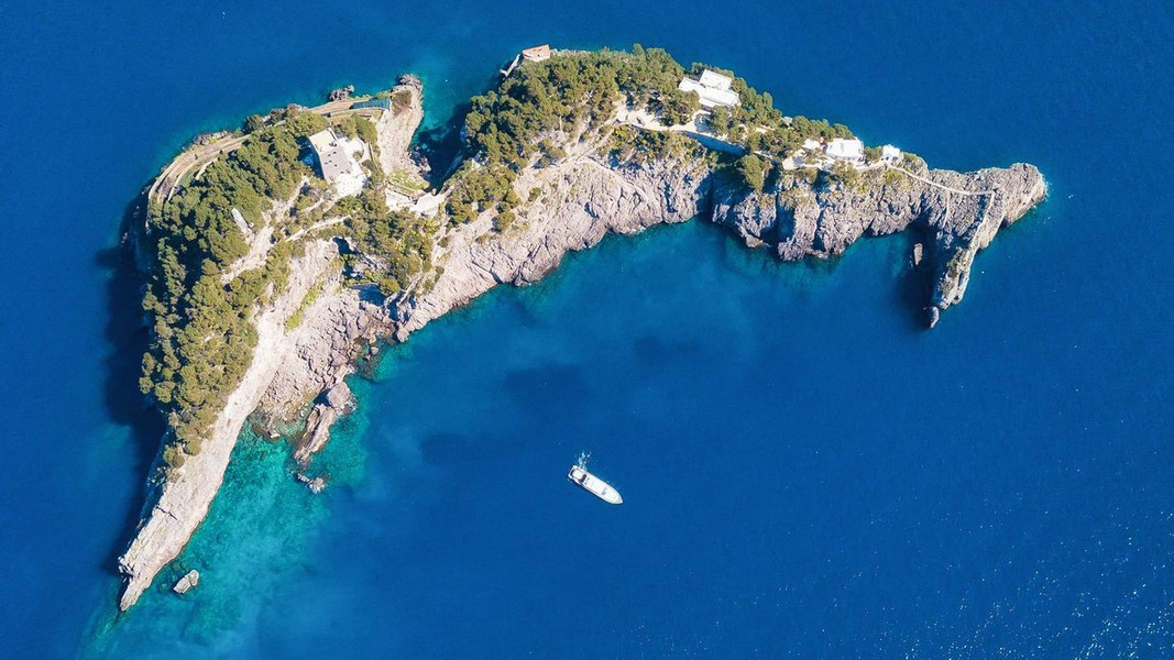  Đảo Gallo Lungo nổi tiếng bởi hình dạng độc nhất vô nhị khi nhìn từ trên cao, trông nó chẳng khác nào một con cá heo.