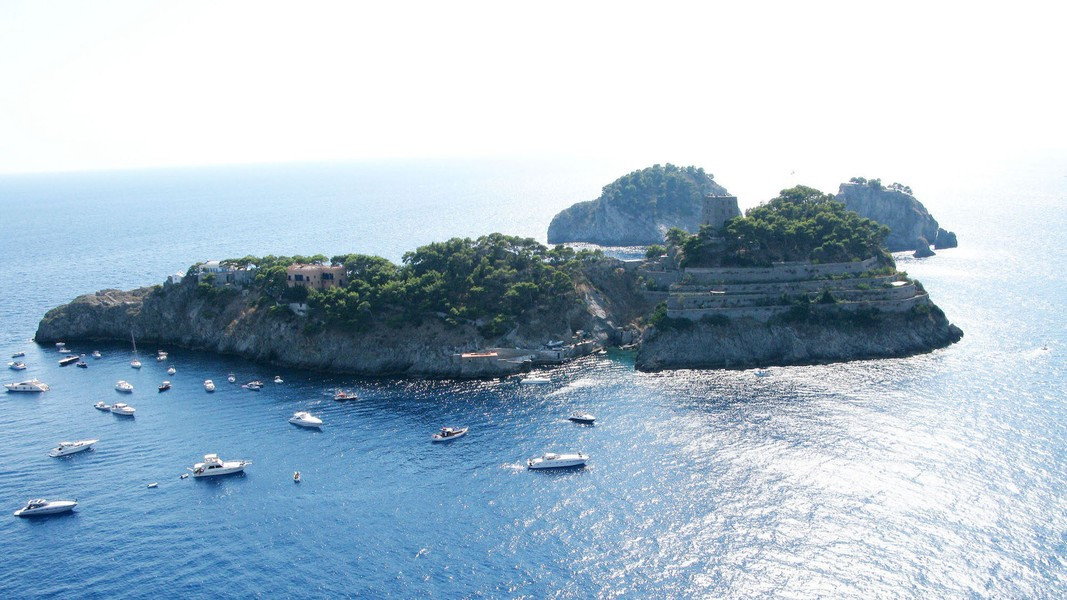 Chính hình dáng và sự đối lập giữa tên gọi đã giúp đảo Gallo Lungo được coi là điểm đến không thể bỏ qua.