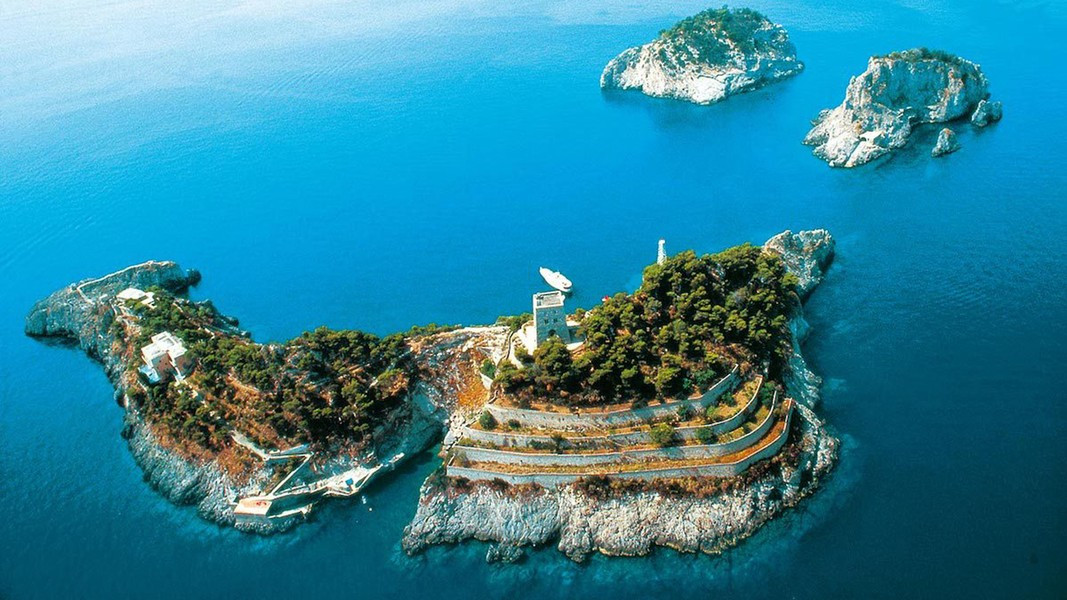 Ngoài hình dáng đặc biệt, hòn đảo còn có một ý nghĩa lịch sử đầy hấp dẫn, cuốn hút du khách.