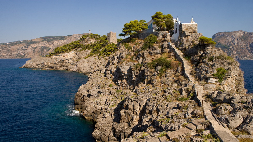 Đảo Gallo Lungo từng có tu viện, nhà tù, tháp canh được xây dựng từ thế kỷ 13.