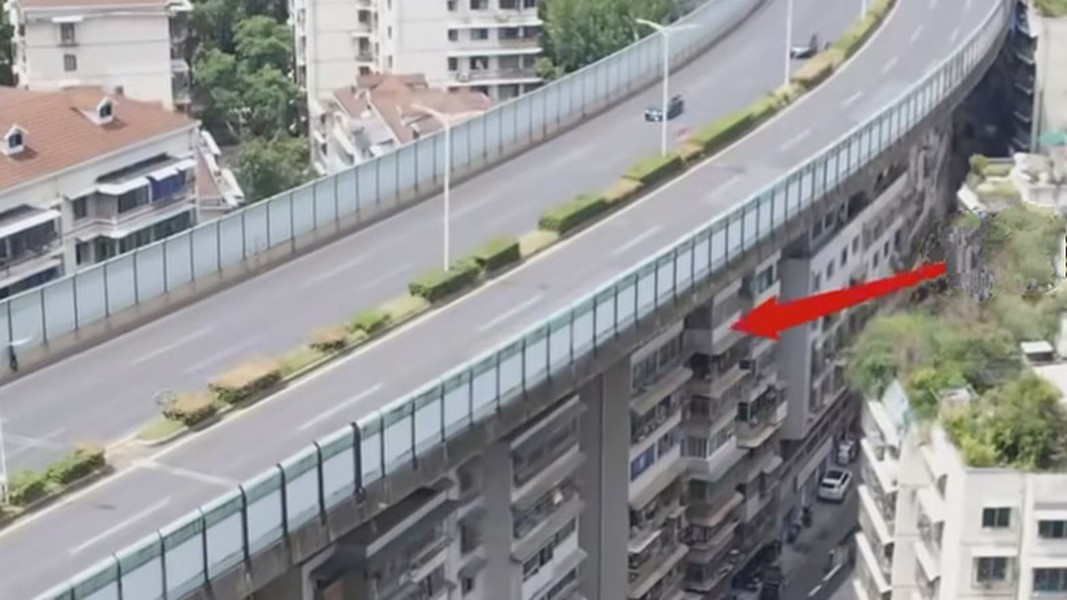  Shuikousi có chiều dài 300m, thiết kế trên nóc nhà nên khi quan sát cứ ngỡ như các tòa nhà này là những trụ đỡ cây cầu