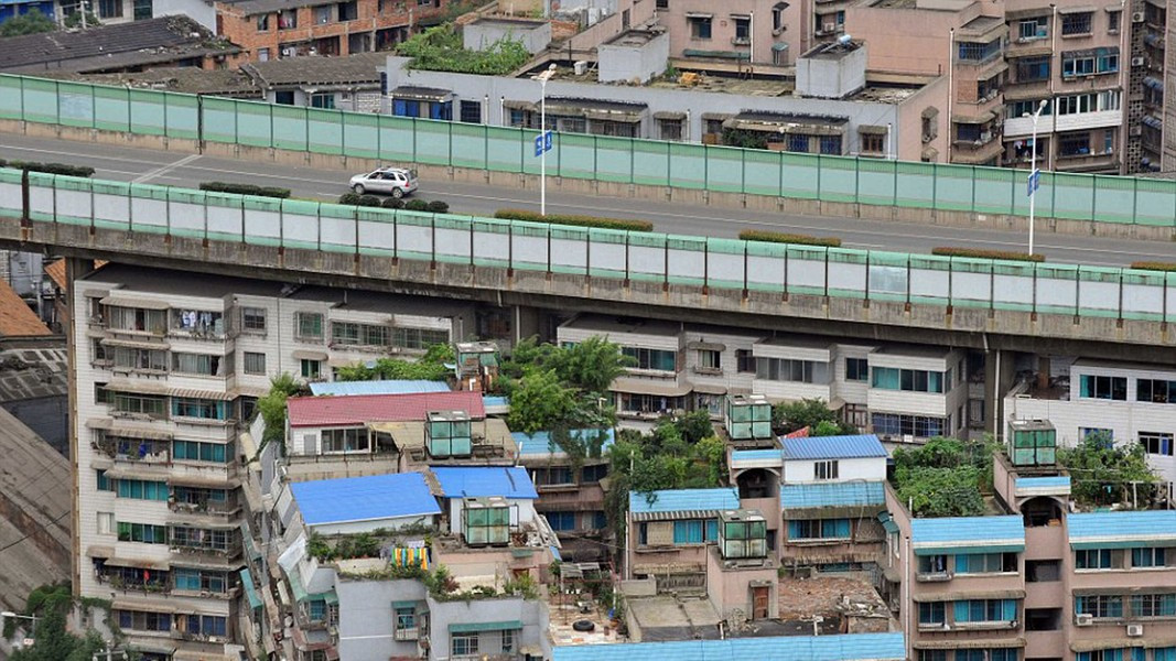 Dù lắp đặt cửa hoặc vách ngăn cách âm, tiếng còi xe vẫn rất ồn ào, ảnh hưởng nhiều đến đời sống của cư dân bên dưới