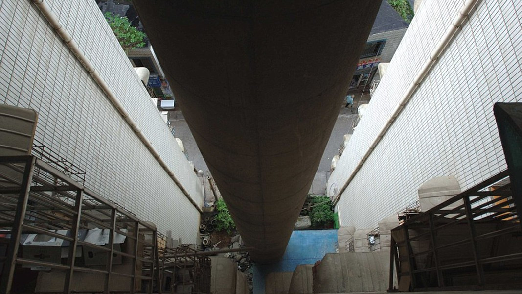 Ở những căn hộ gần nhất, cầu vượt chỉ cách phòng khách của cư dân vài mét