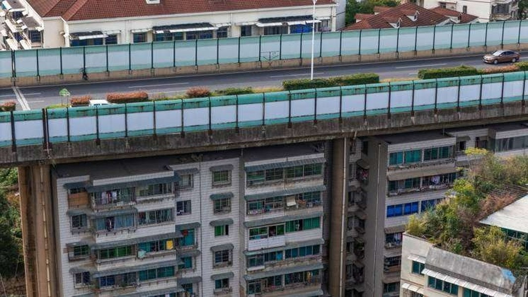 Sau khi cầu được hoàn thành vào tháng 5/1997 thì hai năm sau, 10 tòa nhà chung cư giá rẻ, nhà ở tái định cư mới được xây dựng bên dưới