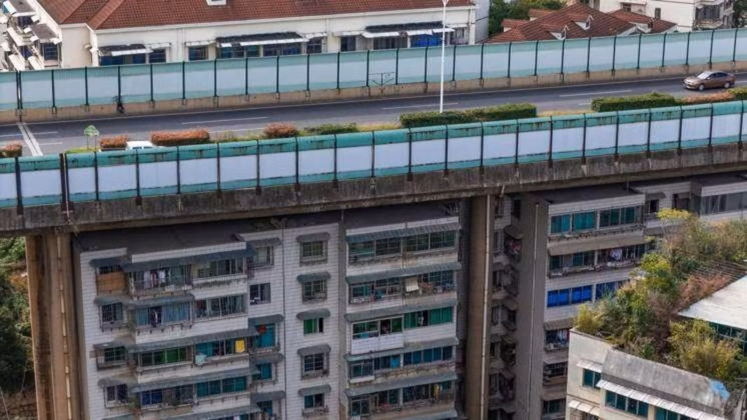 Sau khi cầu được hoàn thành vào tháng 5/1997 thì hai năm sau, 10 tòa nhà chung cư giá rẻ, nhà ở tái định cư mới được xây dựng bên dưới