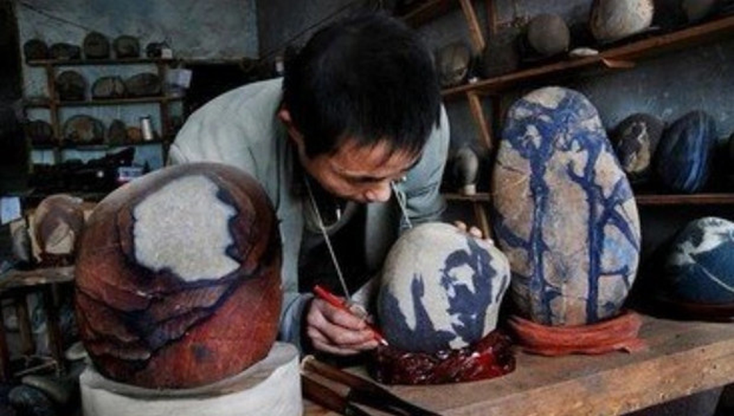 br/> Có thể nói tiền ở làng Hà Gia Bá rất dễ kiếm, dân làng tương đối khá giả. Những gia đình có thu nhập cao có thể kiếm được hơn 100.000 Nhân dân tệ mỗi năm nhờ bán đá. Tuy nhiên, xét cho cùng, nguồn tài nguyên này sẽ có ngày cạn kiệt.