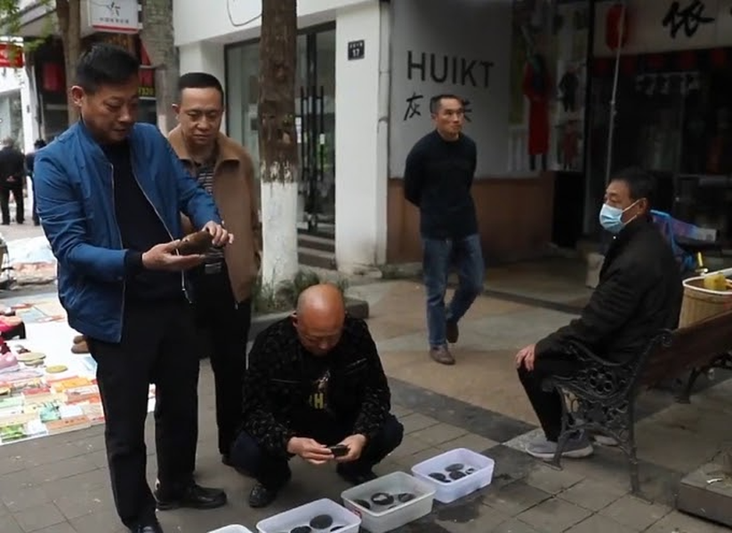 br/> Với những ai có tay nghề lượm đá lâu năm, họ sẽ dễ dàng nhận ra được viên đá nào có giá trị mua bán cao. Đá có hoa văn, màu sắc và hình dáng càng độc thì càng bán được nhiều tiền.