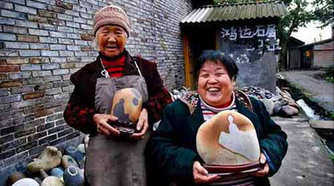 br/> Theo như dân ở đây kể lại, từng có người dân trong làng bán được một viên đá với giá 140.000 NDT (khoảng gần 500 triệu đồng) và đây cũng là một kỷ lục cho tới nay chưa viên đá nào phá vỡ được.