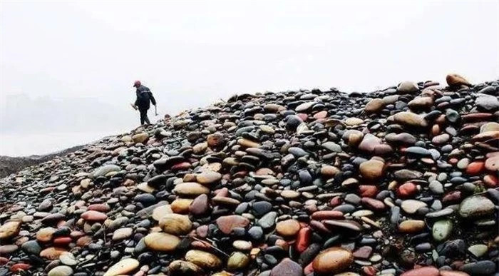 br/> Nằm bên cạnh sông Dương Tử, thành phố Lô Châu, Tứ Xuyên, Trung Quốc, có một ngôi làng mang tên Hà Gia Bá, nổi tiếng với nguồn tài nguyên thiên nhiên vô cùng đặc biệt: đá cuội.