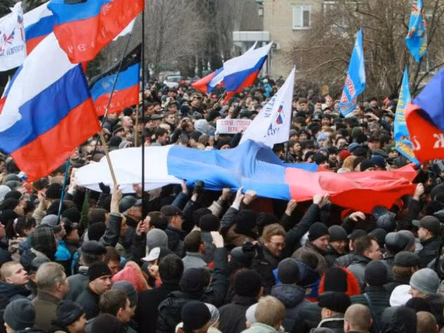 Những người biểu tình thân Nga xông vào chiếm giữ toà nhà chính quyền ở Donetsk.