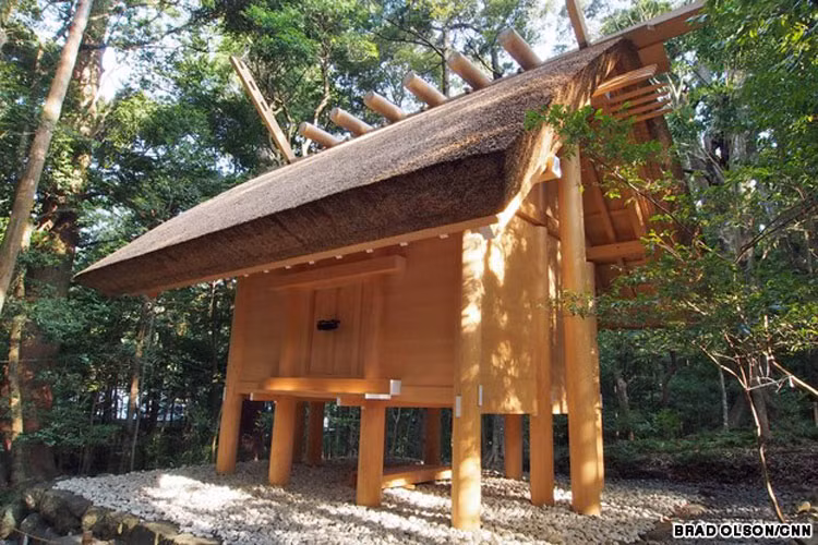 Đặc biệt, theo truyền thống của thần đạo Nhật Bản, cứ mỗi 20 năm, đền thờ Naiku lại được xây mới dựa trên kiến trúc của phiên bản cũ bằng toàn bộ nguyên vật liệu và đồ nội thất mới trong một dịp lễ được gọi là Shikinen Sengu.