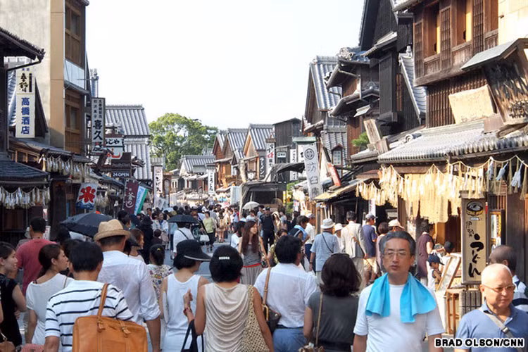 Người dân ở khắp Nhật Bản kéo nhau tới viếng thần cung Ise Jingu linh thiêng.