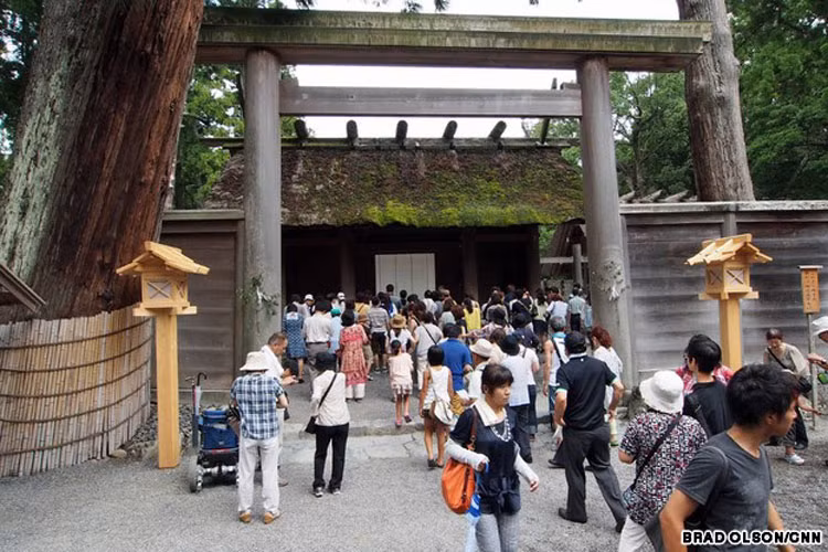 Thần cung Ise Jingu bao gồm 120 đền thờ nhưng quan trọng nhất là Naiku – đền thờ bên trong và Geku (đền thờ bên ngoài). Trong đó, Naiku là đền thờ linh thiêng nhất.