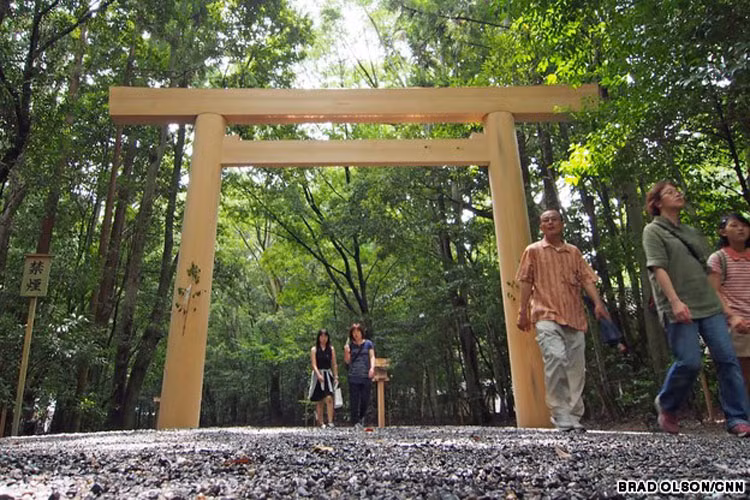 Việc tái xây dựng đền Naiku tượng trưng cho sự đổi mới hay "sự sống, cái chết và sự hồi sinh". Mỗi lần xây kéo dài 8 năm với rất nhiều lễ nghi đi kèm.