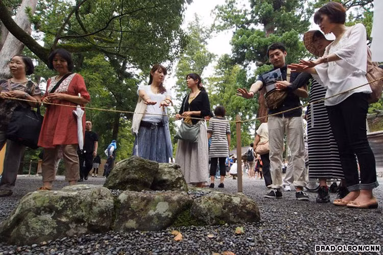 Tượng thần cũ sẽ bị phá hủy và tất cả lễ phục bị đốt cháy. Chỉ có dòng dõi hoàng tộc mới được chào đón ở Naiku.