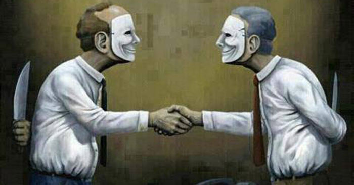 Người sống hai mặt: Kiểu người này trước mặt và sau lưng là hai người khác nhau, tuyệt đối không nên kết giao chứ chưa nói đến tin cậy.