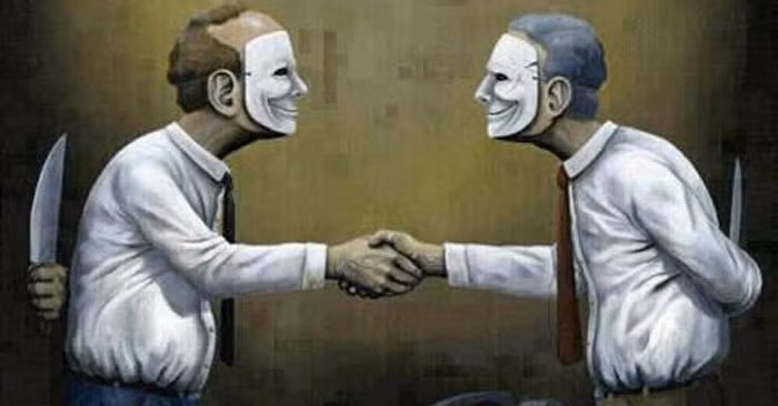 Người sống hai mặt: Kiểu người này trước mặt và sau lưng là hai người khác nhau, tuyệt đối không nên kết giao chứ chưa nói đến tin cậy.