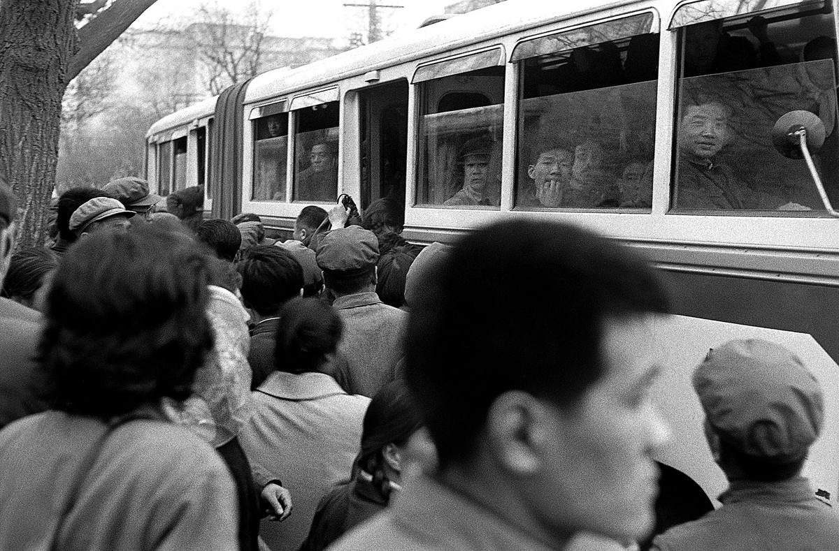 Người dân chen chúc tại điểm đón xe buýt.