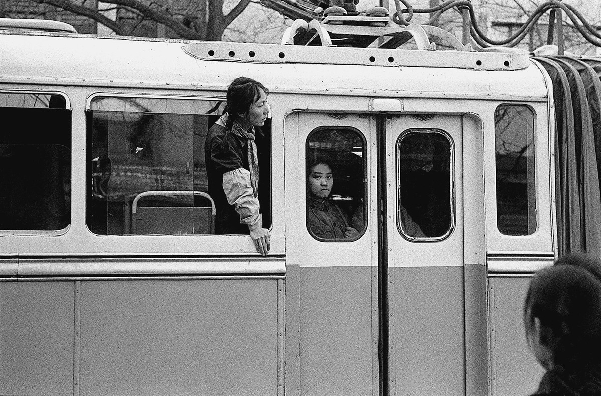 Một phụ nữ ngoài người ra cửa sổ chiếc xe buýt điện.