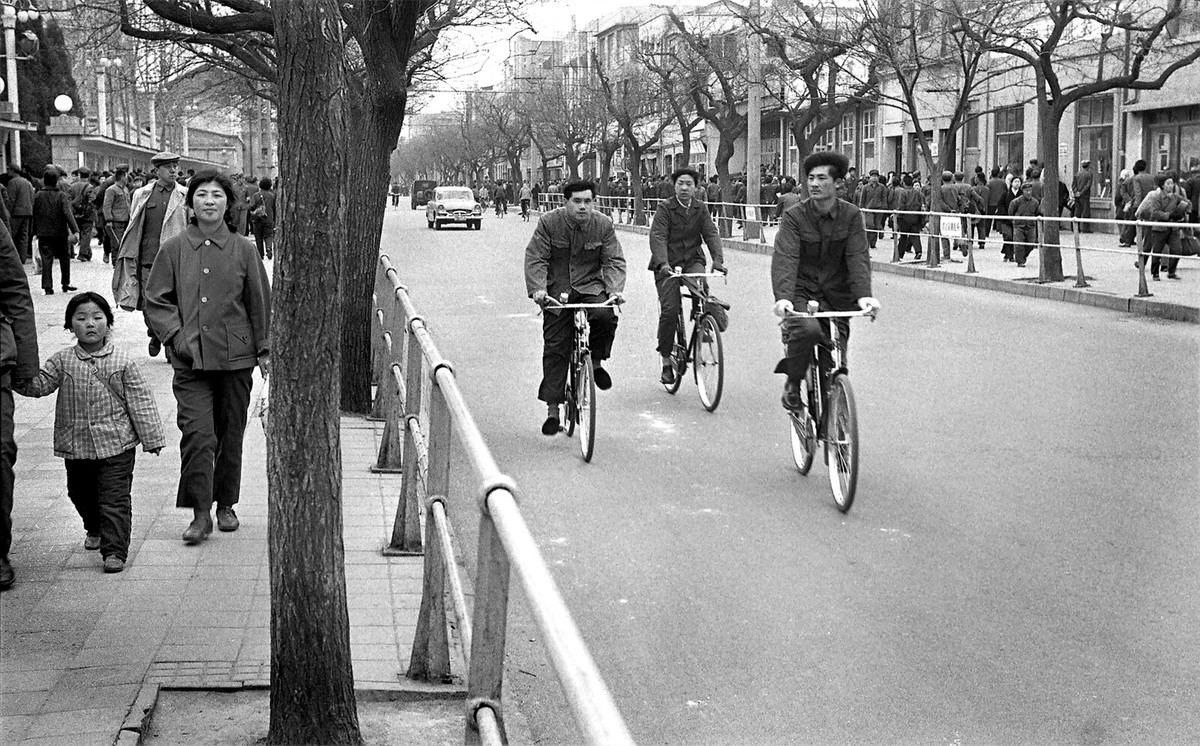 Giờ tan tầm trên một con đường.